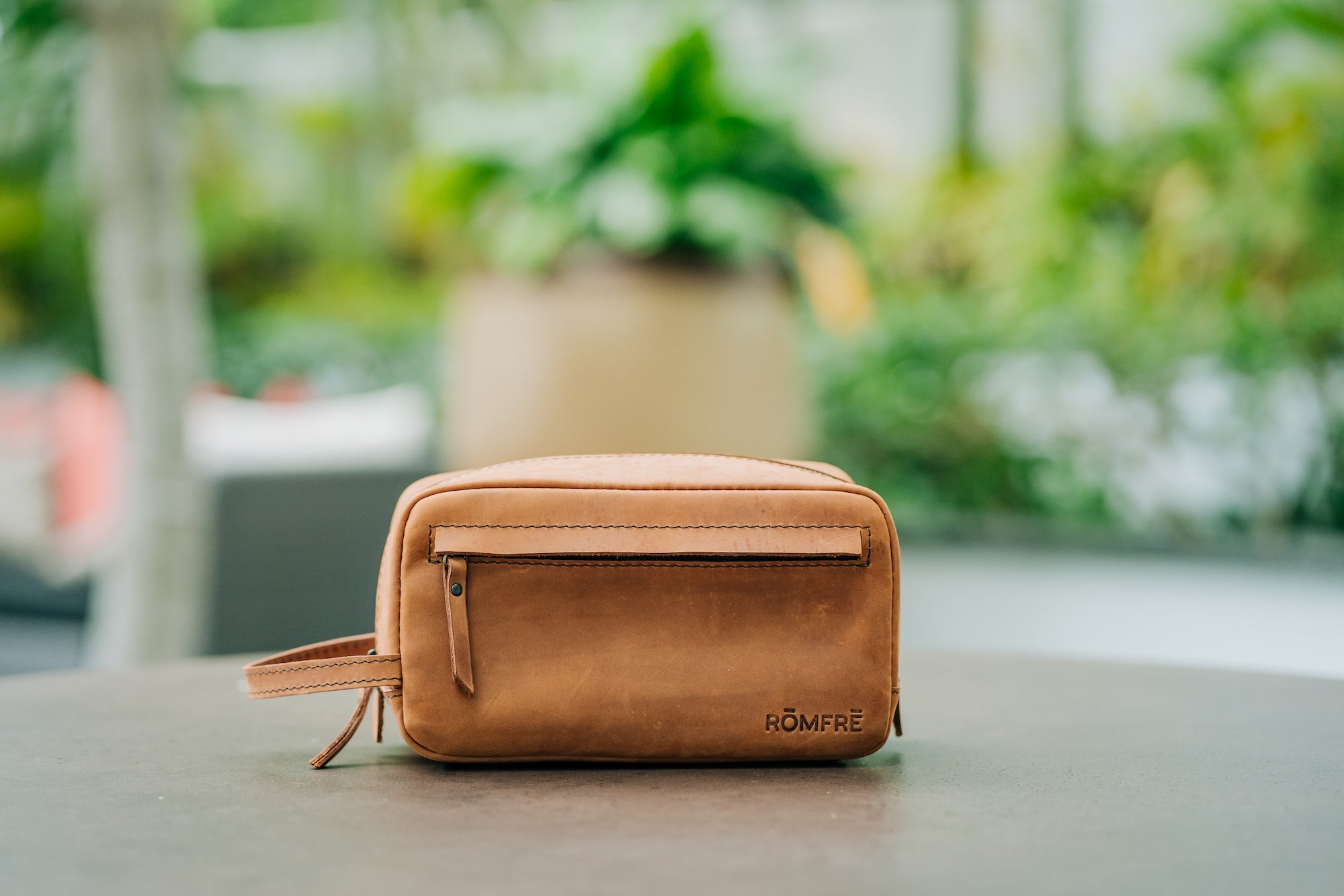 Kihei Loop Leather Toiletry Bag