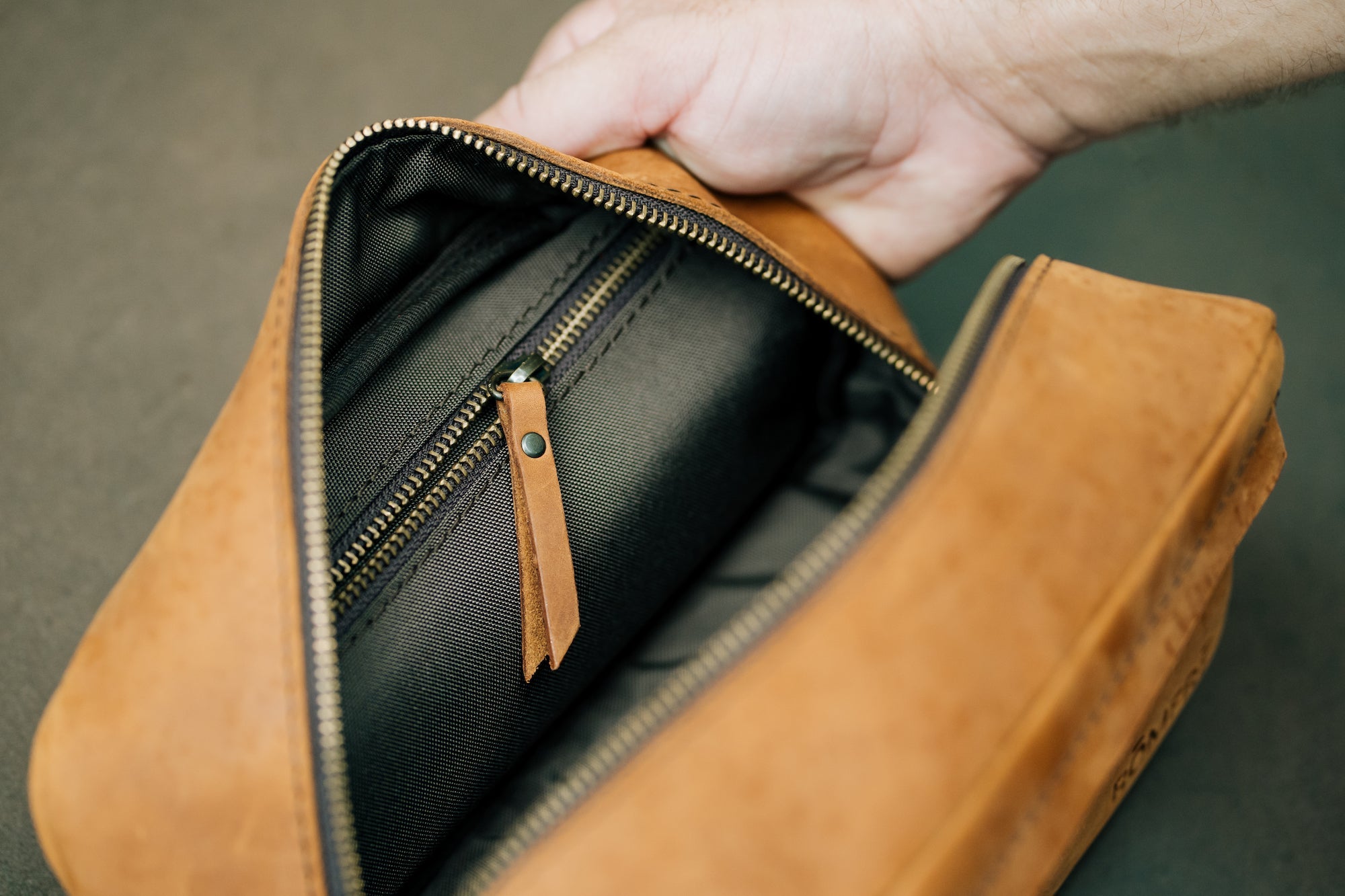 Kihei Loop Leather Toiletry Bag