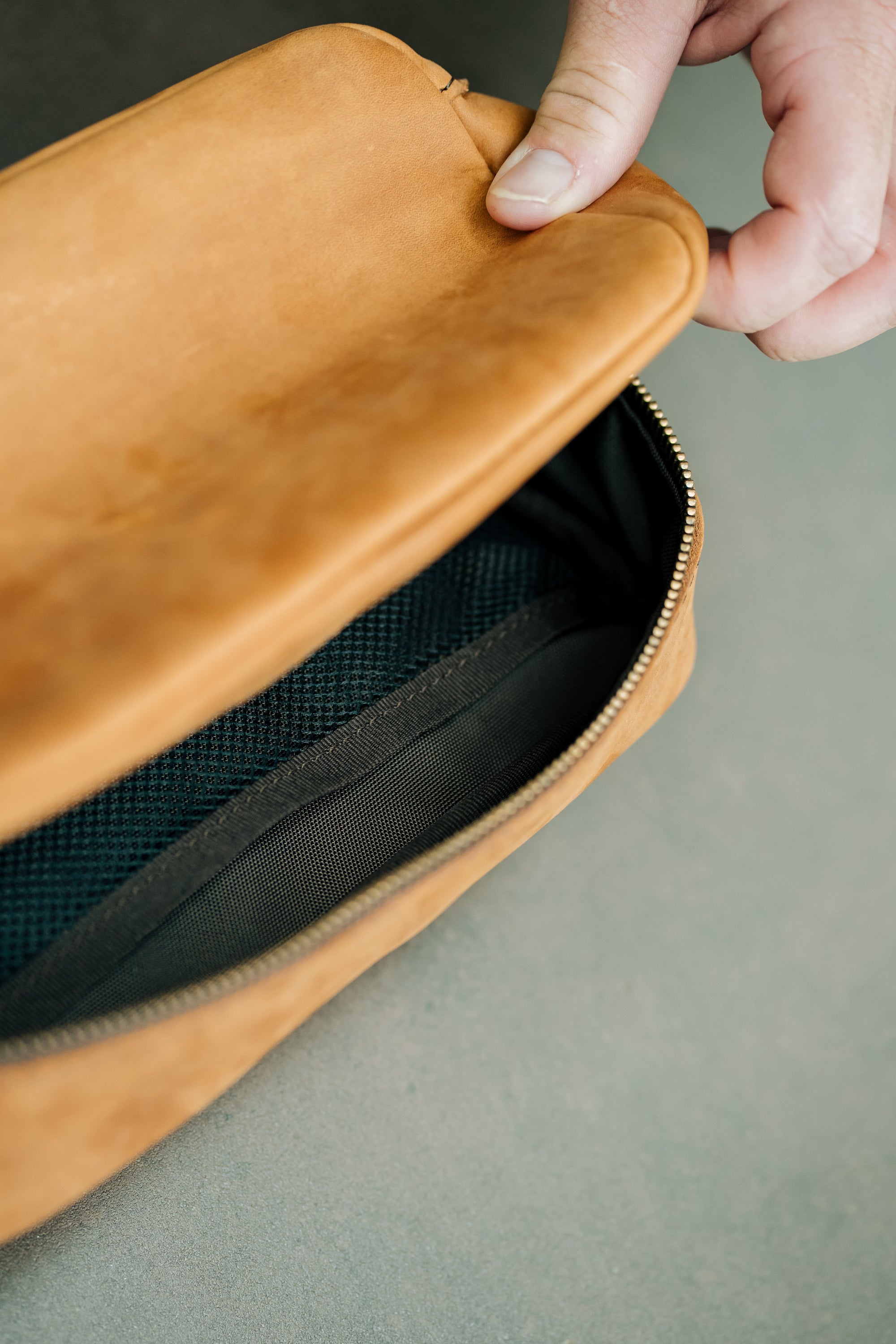 Kihei Loop Leather Toiletry Bag